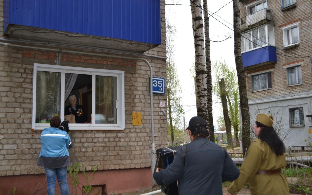 У ветеранов были слезы на глазах: артисты исполнили перед окнами «Катюшу»