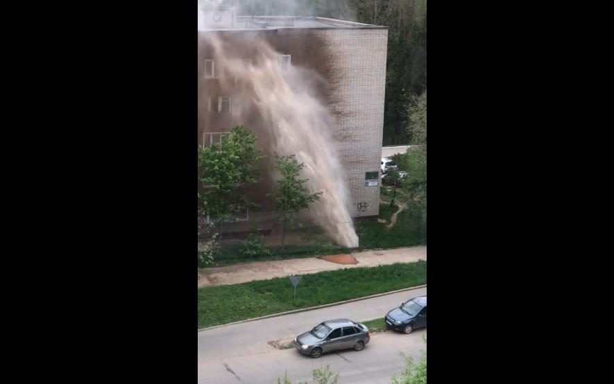 В Кирово-Чепецке во время гидравлических испытаний на жилой дом обрушился фонтан воды