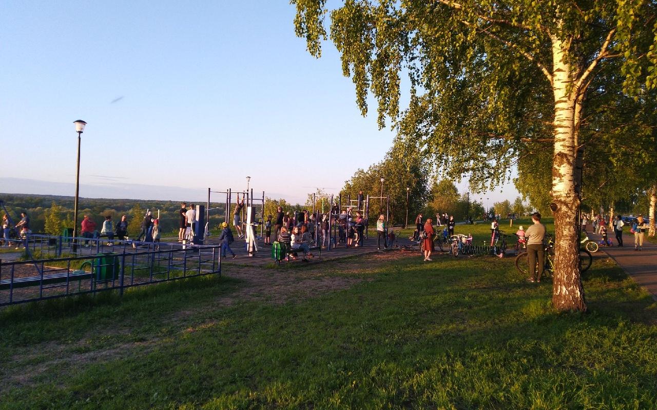 Фото дня: вечер на набережной в Кирово-Чепецке в период пандемии