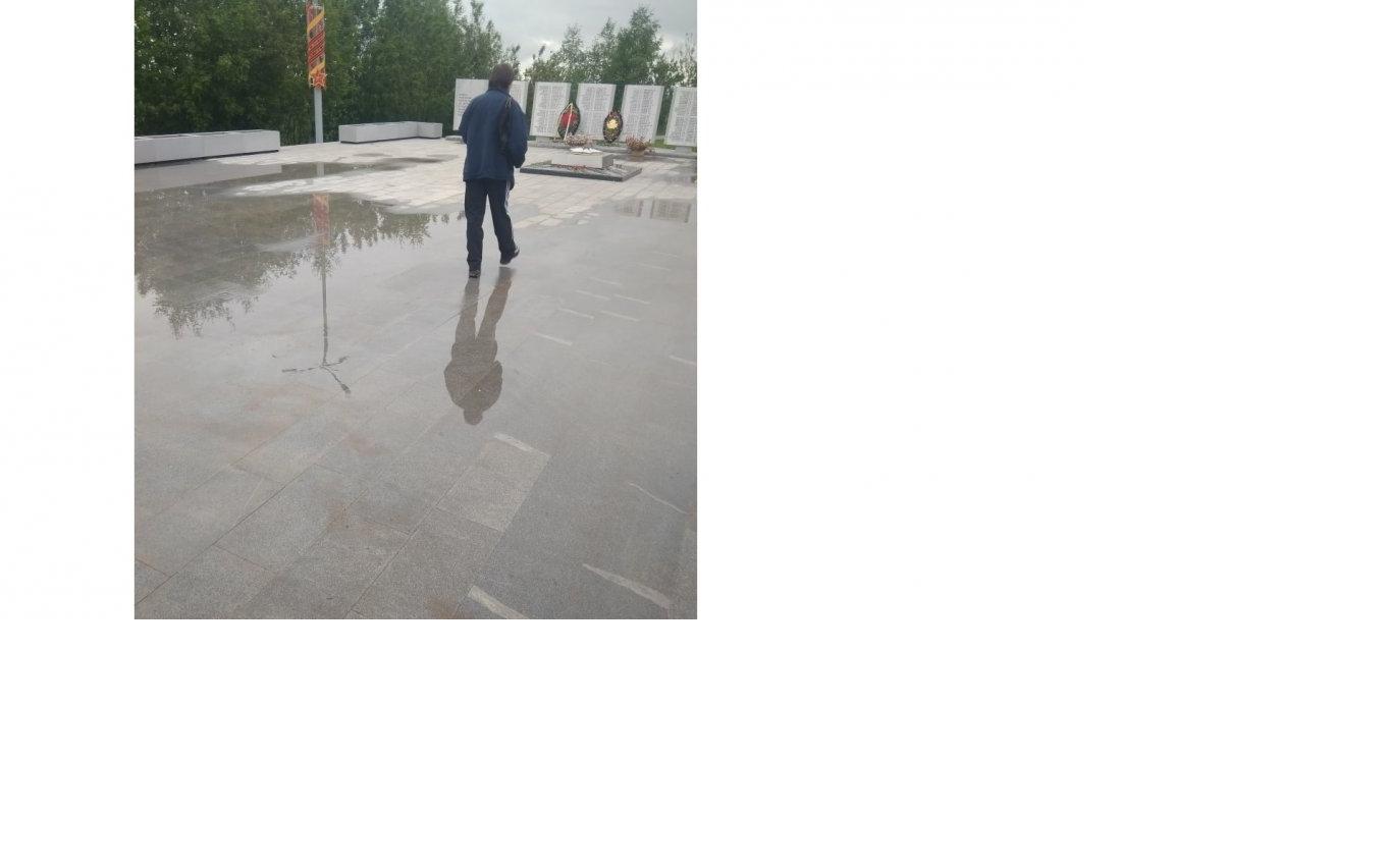 В Чепецке на отремонтированной площадке у Вечного огня стоит вода