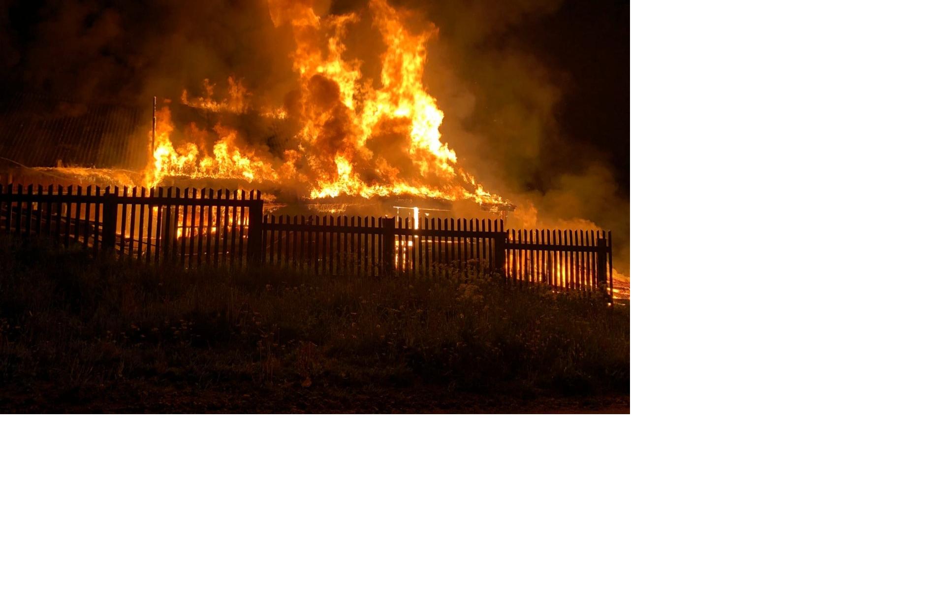 Тушили шесть пожарных расчетов: в Лубягино загорелся деревянный дом