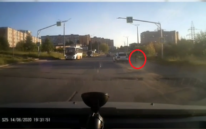 Видео: в Кирово-Чепецке кроссовер чуть не сбил девочку-пешехода