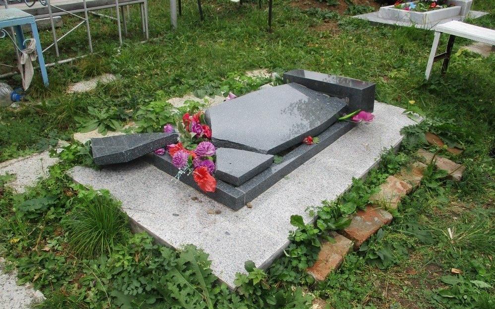 На чепецком кладбище обрушилось несколько памятников