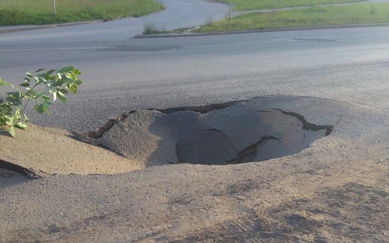 "Чепецкая впадина": на проспекте Мира обвалился асфальт
