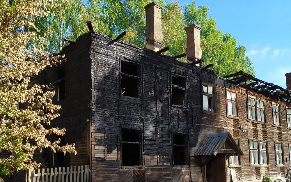 "Стал непригоден для проживания": жильцов сгоревшего аварийного дома в Каринторфе обещают расселить раньше срока