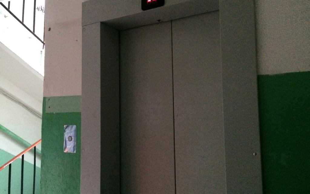 Легче жить не стало: в доме на Сосновой, 26 до сих пор не включили лифт