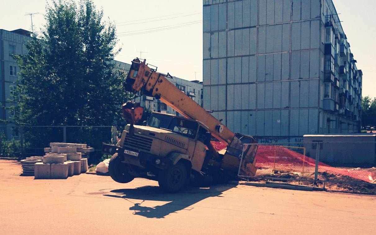 В Кирово-Чепецке водитель на автокране упал в яму с теплосетями