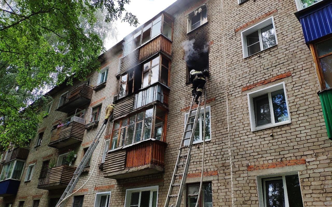 9 человек эвакуировали через окна: в Кирово-Чепецке сгорела квартира в жилом доме