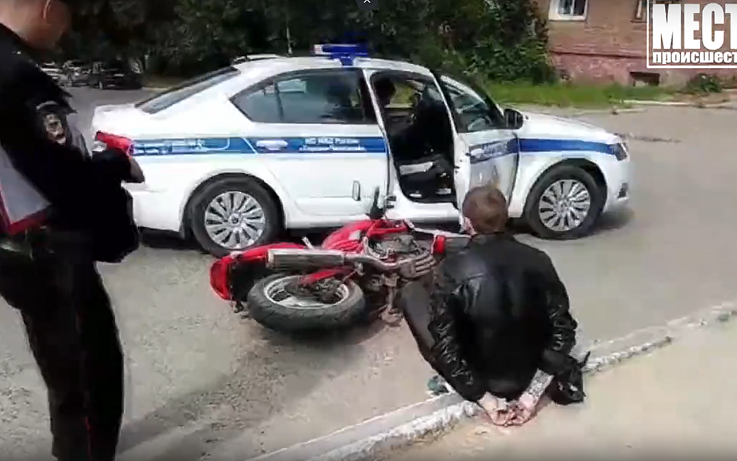Штрафов на 25 тысяч рублей: в Кирово-Чепецке задержали бесправника на мотоцикле