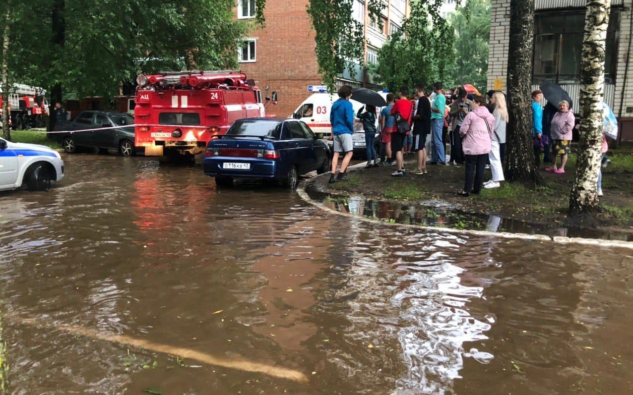 Жильцы слышали сильный хлопок: на Школьной горят два этажа высотки
