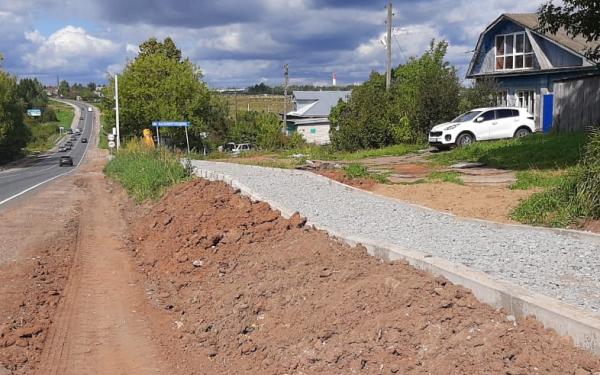 "Сказали ездить через соседей": жителям Прошино перегородили выезды тротуарами
