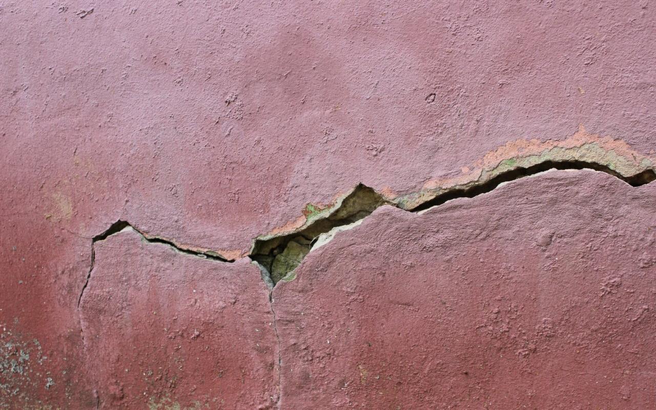 Дом трещит по швам: жильцы жалуются на дыры в стенах домов в Кирово-Чепецке