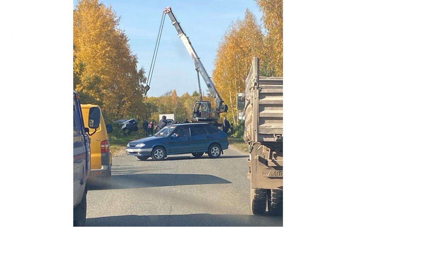 В Кирово-Чепецком районе ГАЗ вылетел в кювет: авто доставали с помощью крана