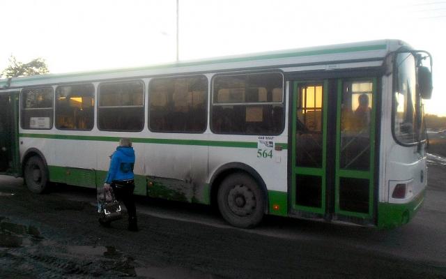 «Чтобы возить детей в школу, мне пришлось уволиться»: проблему с автобусами на Лубягино не решили после ремонта дороги