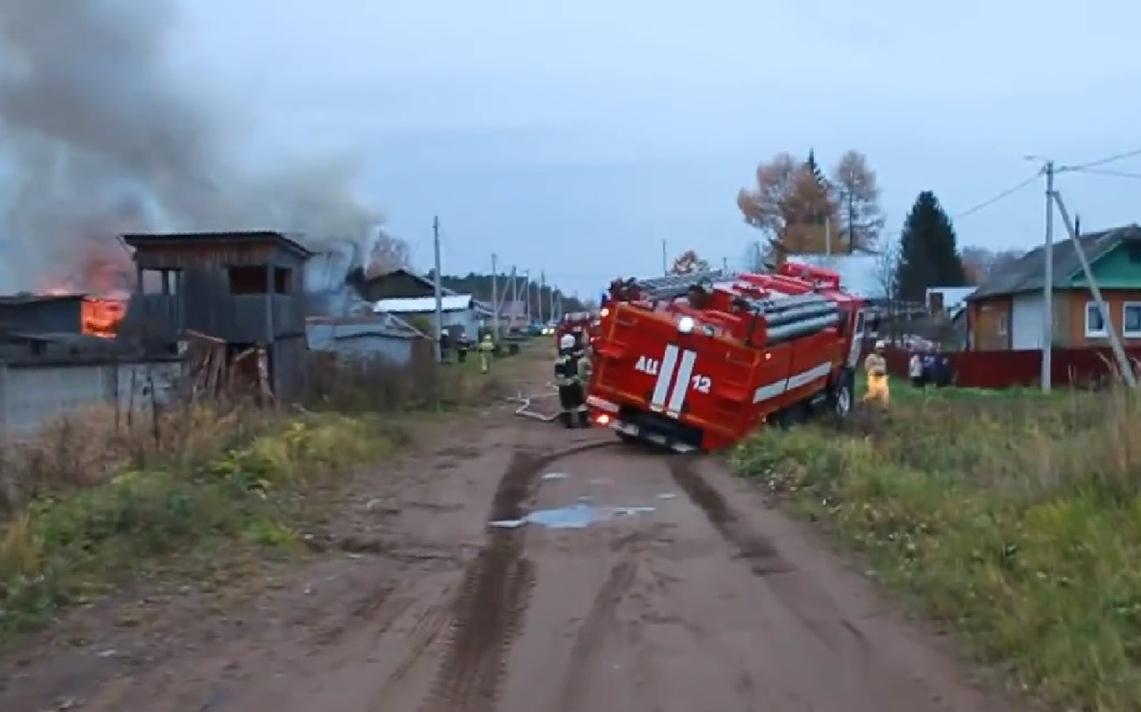 В Проснице пожарная машина застряла в грязи, подъезжая к горящему дому
