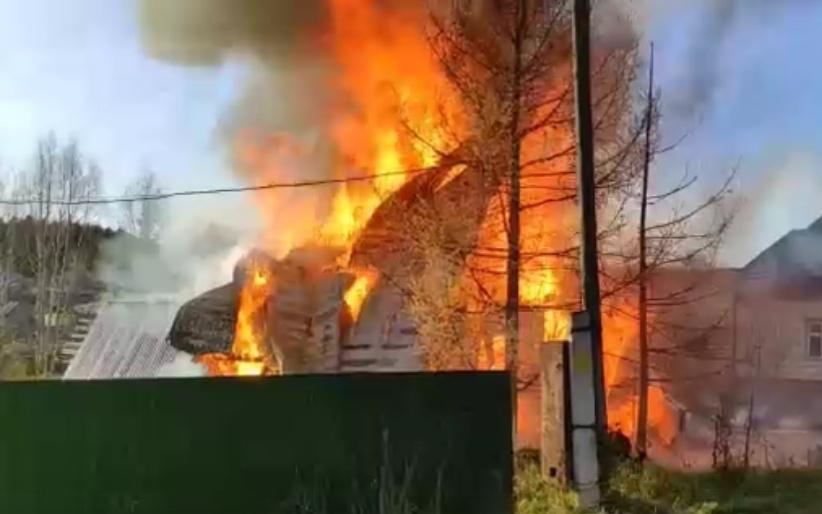 В Кирово-Чепецком районе полностью сгорел садовый дом: в МЧС рассказали о подробностях ЧП