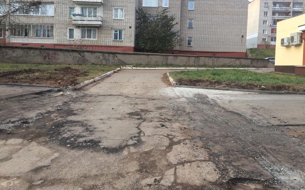 Асфальт отрывается рукой: в мэрии прокомментировали ремонт тротуара на Алексея Некрасова