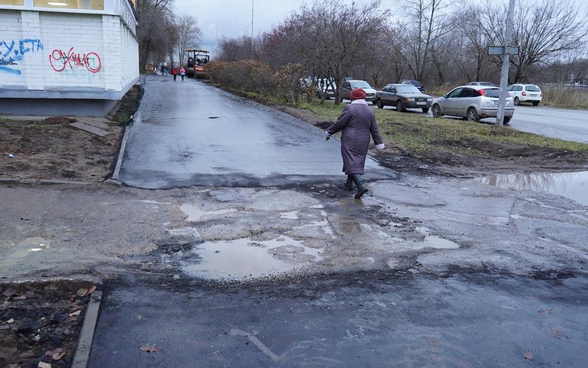 Фото дня: чепчан возмутил разделенный ямами и лужами новый тротуар