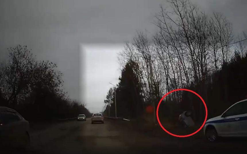 На въезде в Кирово-Чепецк "Лада Калина" вылетела в кювет