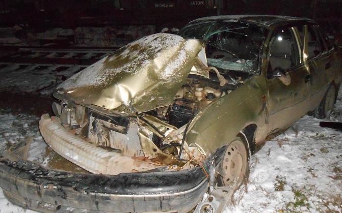 Под Кирово-Чепецком "Дэу Нексия" столкнулась с поездом