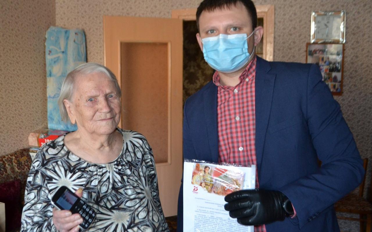 В Кирово-Чепецке ветераны ВОВ получили сотовые телефоны с бесплатной связью