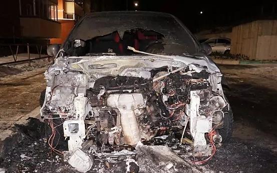 Трое неизвестных подожгли автомобиль редактора портала "Чепецк.ру"