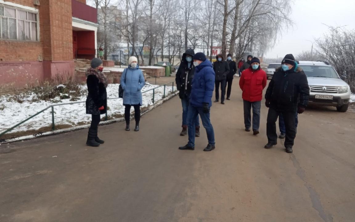 Во время ремонта тротуара на улице Алексея Некрасова «исчез» люк