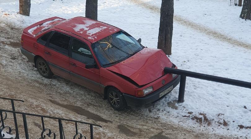 В Кирово-Чепецке «Фольксваген» без водителя протаранил ограждение