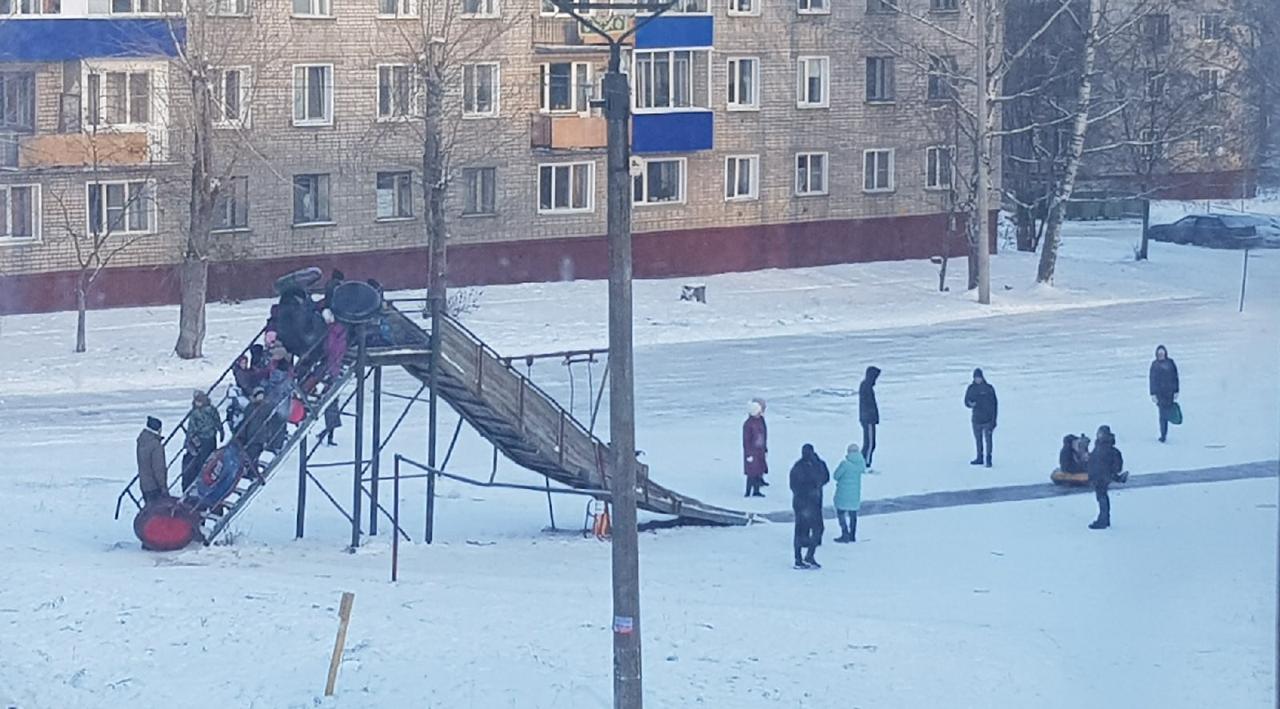 «Здоровья вам, дорогой человек»: чепчане благодарят дедушку, который залил горку для детей