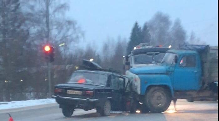 На въезде в Чепецк столкнулись ВАЗ и грузовик: есть пострадавшие