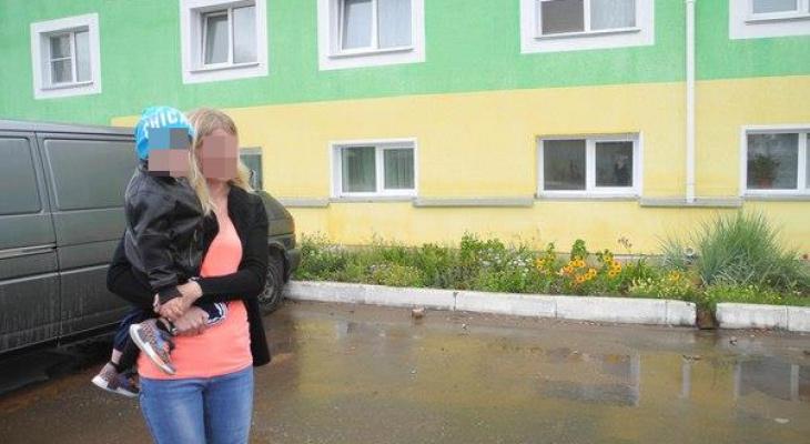 Неадекватный мужчина угрожает расправой жителям целого дома в Чепецке