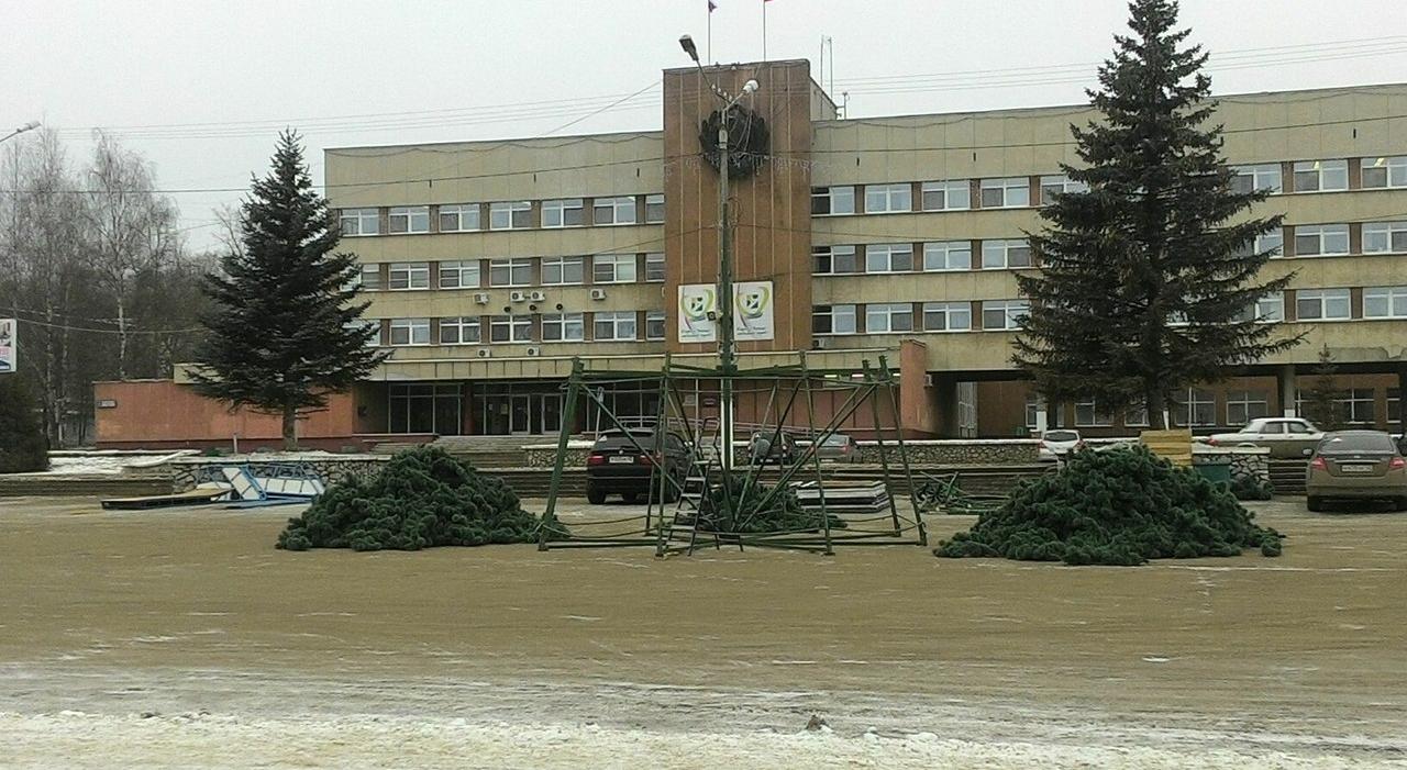 В Кирово-Чепецке начали устанавливать главную городскую елку