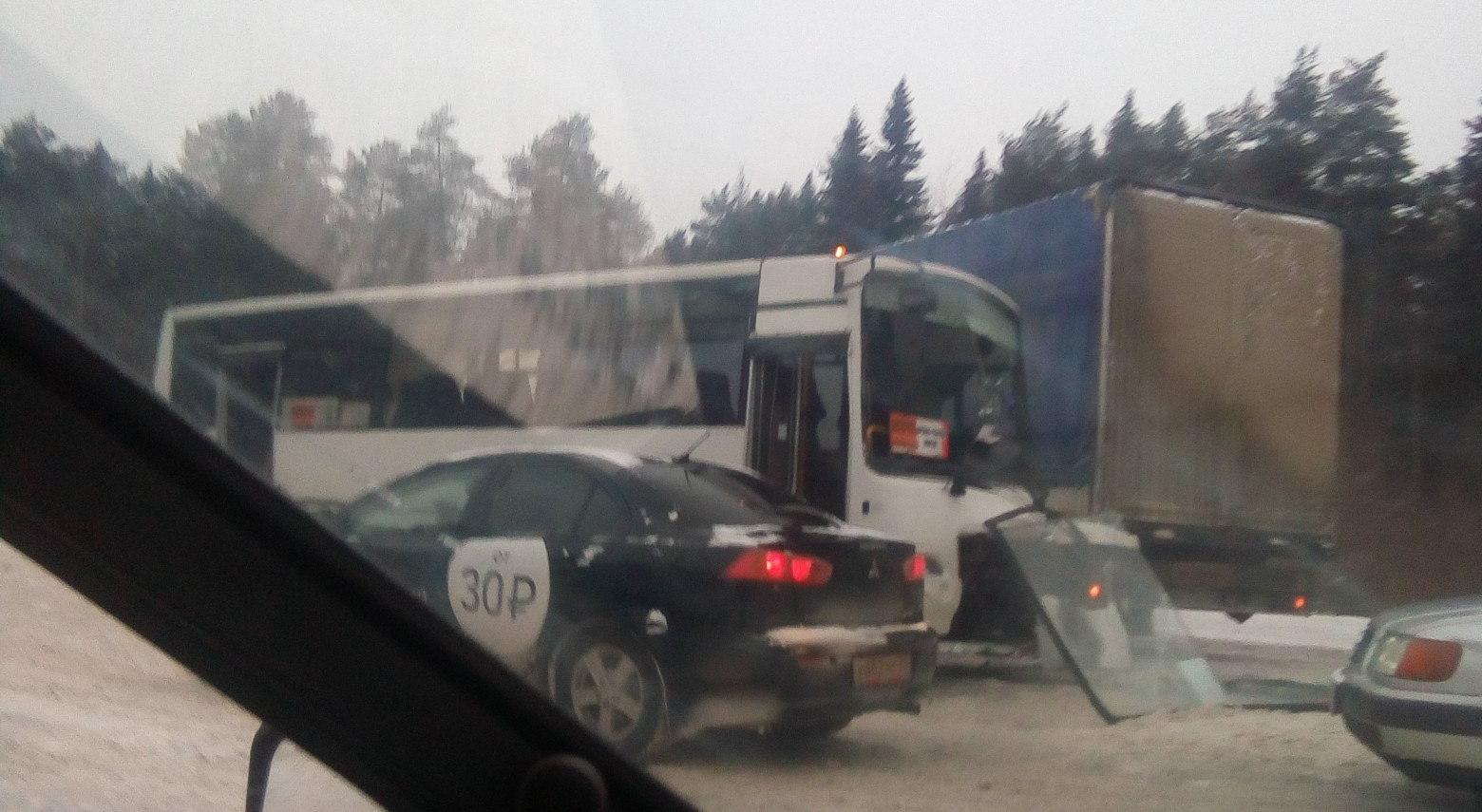 Перед Чепецком столкнулись фура и автобус 103 маршрута, есть пострадавшие