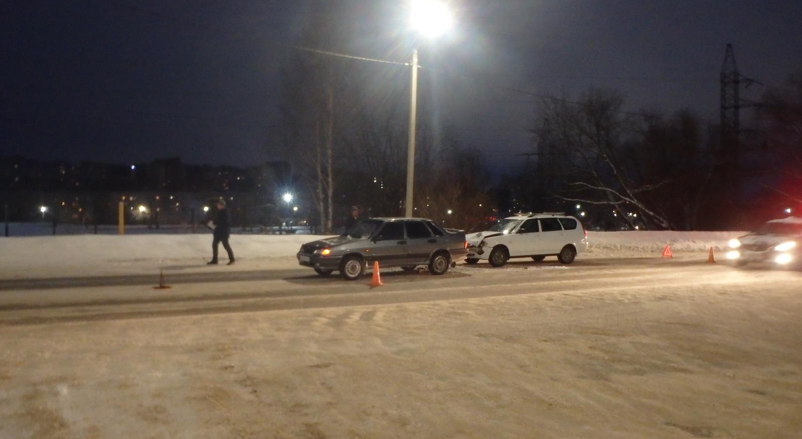 В Чепецке столкнулись два авто: пострадала 29-летняя девушка-водитель