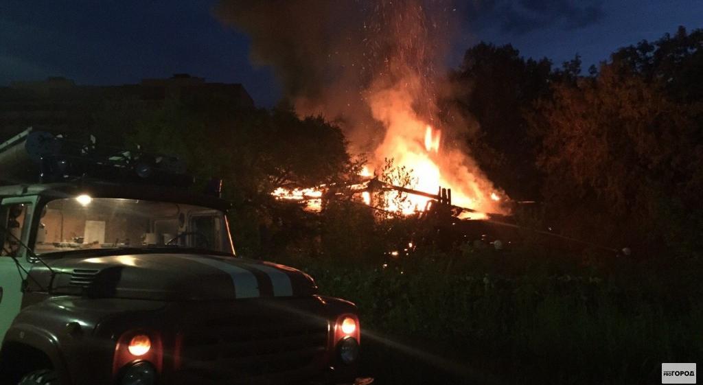 В Кирово-Чепецком районе в пожаре погибли кролики: полностью сгорел трехквартирный дом