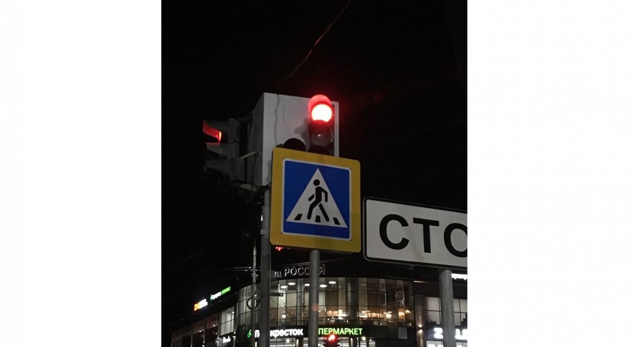 Жители Чепецка жалуются, что дорожный знак закрывает секцию светофора