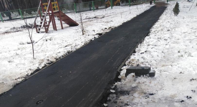 В Кирово-Чепецке асфальтировали тротуары несмотря на снег