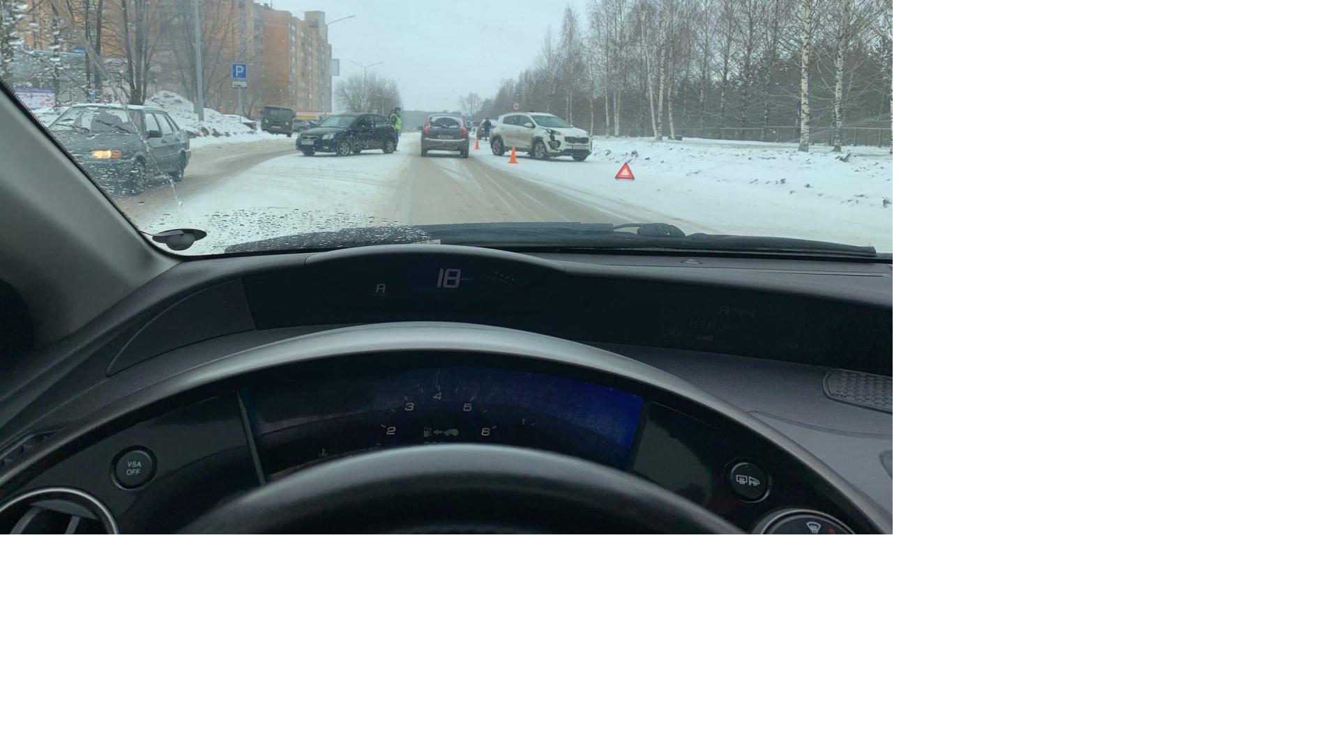 Утром в Кирово-Чепецке не поделили дорогу две Kia