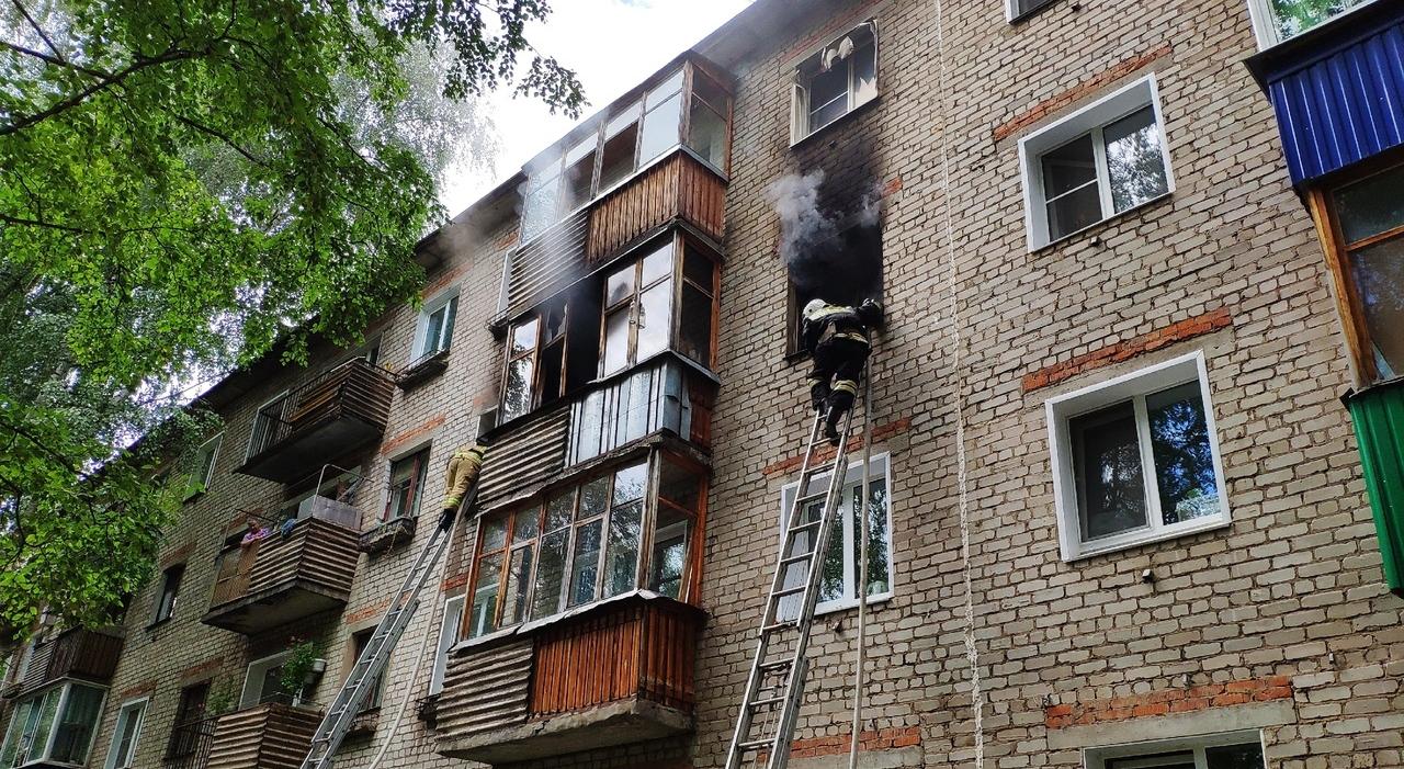9 человек эвакуировали через окна: в Кирово-Чепецке произошел пожар в жилом доме
