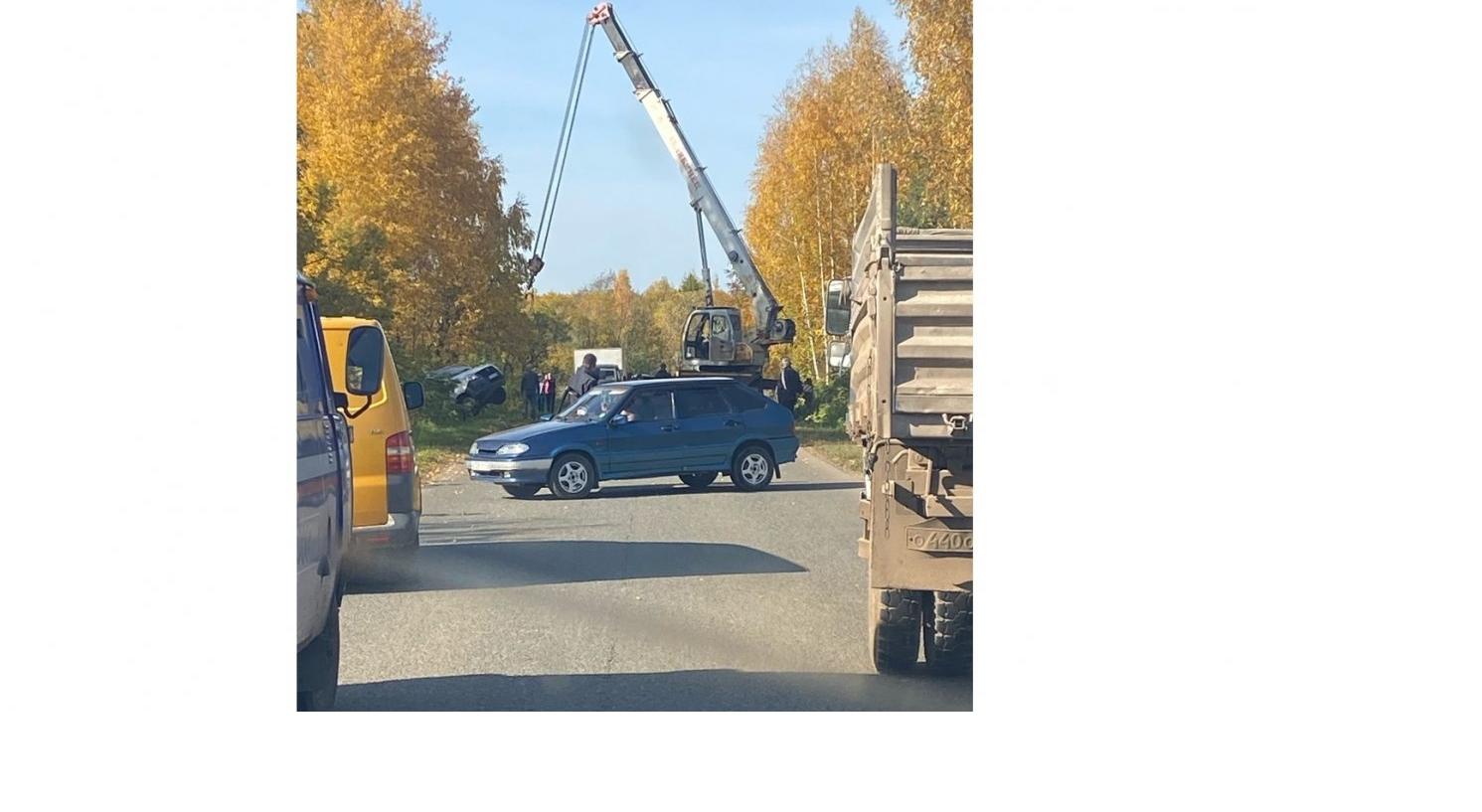 В Кирово-Чепецком районе ГАЗ вылетел в кювет: авто доставали с помощью крана
