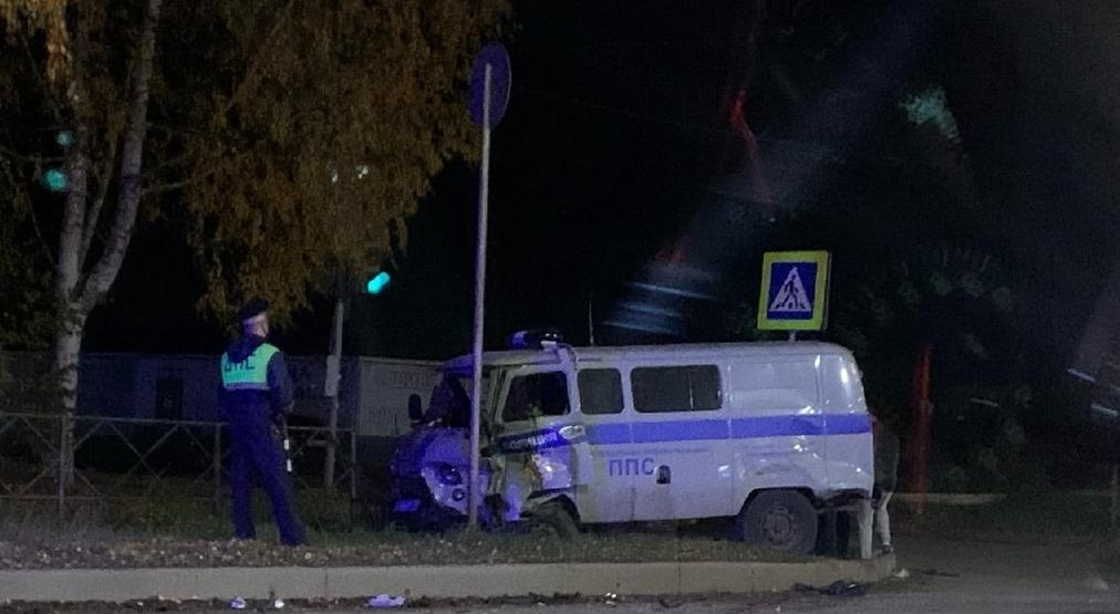 В Кирово-Чепецке иномарка столкнулась с машиной ППС: известны подробности