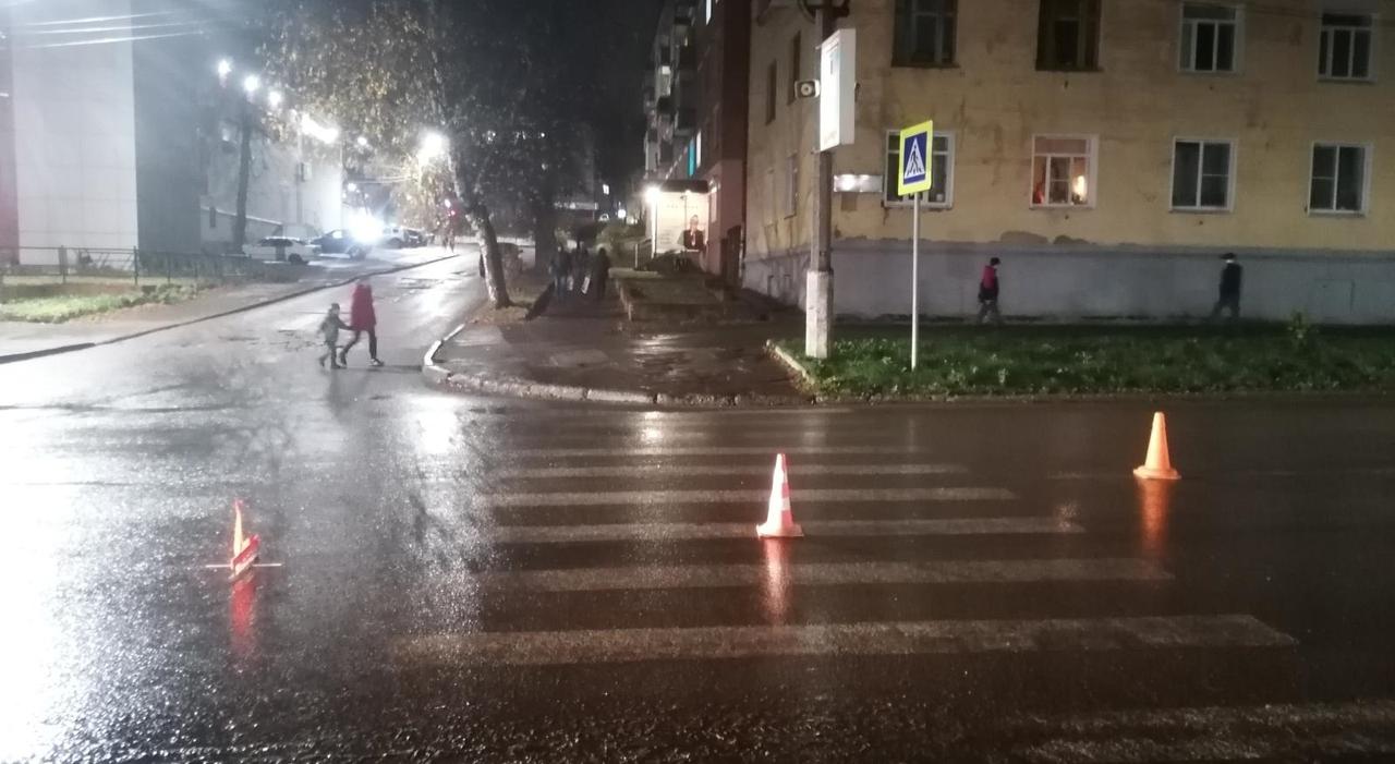 Утром в Кирово-Чепецке два дерева упали на машины