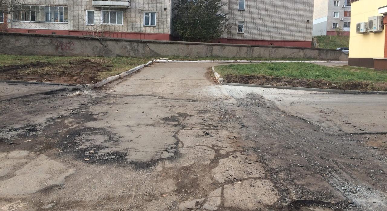 Асфальт отрывается рукой: в мэрии прокомментировали ремонт тротуара на Алексея Некрасова