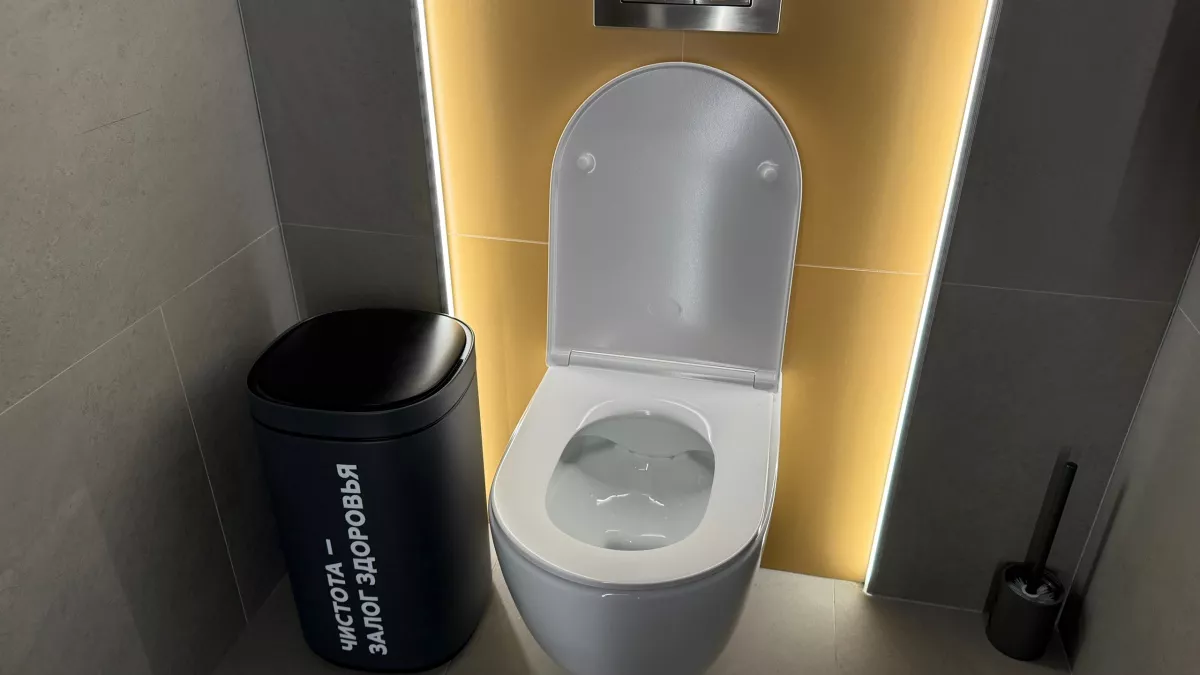 Капните это в унитаз перед сном — и он останется чистым на недели: работает без едкой химии