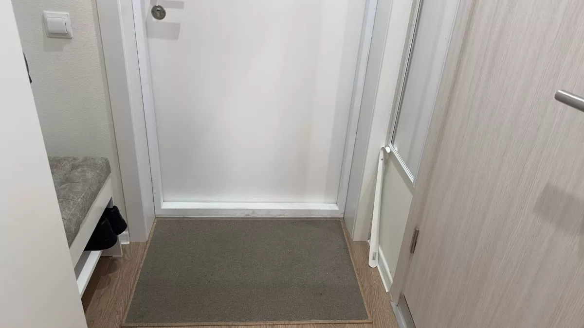 Розетки у двери, тёплый пол и ниша для обуви: 5 трендовых решений для удобной прихожей