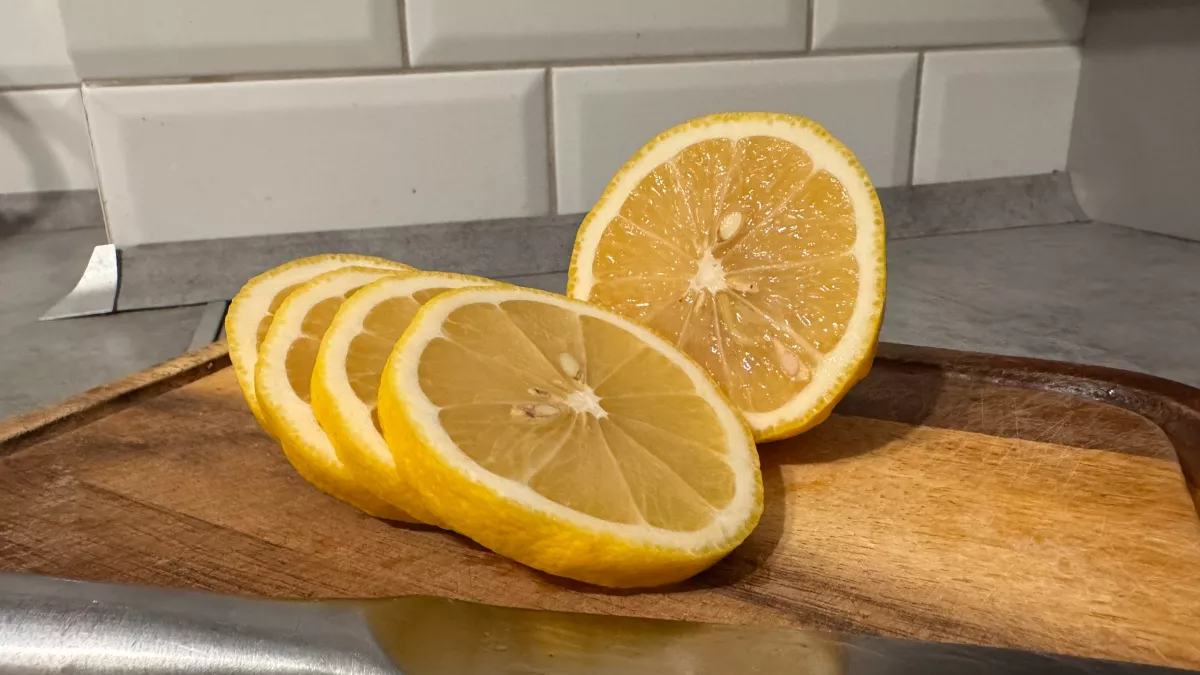 Раньше лимоны пропадали через 3 дня, теперь лежат по полгода: простой кухонный трюк