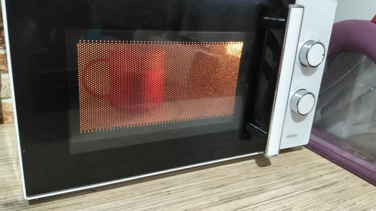 Вы всю жизнь неправильно грели еду: нажмите эту кнопку — и вкус блюд преобразится