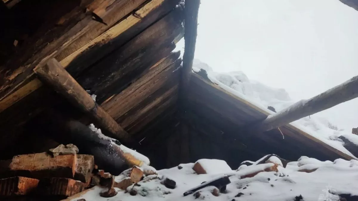 В Унинском районе упавший сугроб стал виновником пожара