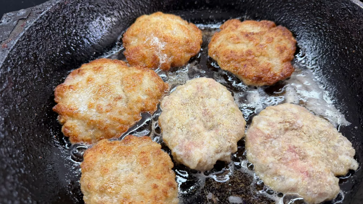 Замачивать хлеб в молоке для котлет — прошлый век: повара давно замачивают мякиш в другой жидкости, и котлеты получаются сочнее