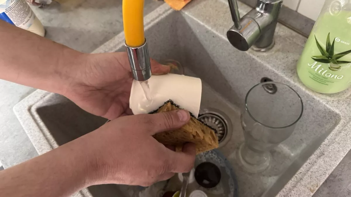 Добавляю в гель для посуды один кухонный ингредиент — и бутылка расходуется в 2 раза медленнее: крутой лайфхак